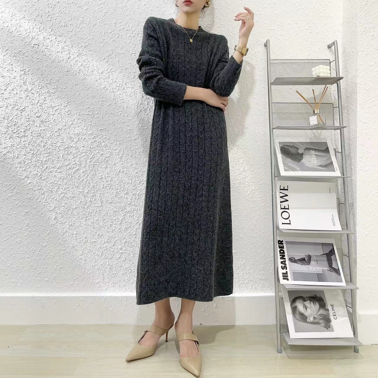 Knitted dresses in women in autumn and winter with coats small loose, middle -length, knee twist base sweater skirt
